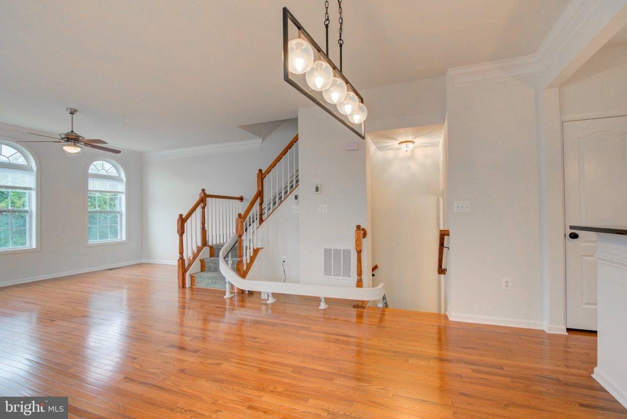 23099 Sunbury St - Photo 5 of 27