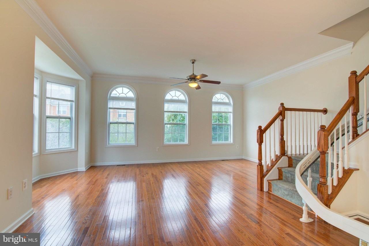 23099 Sunbury St - Photo 7 of 27