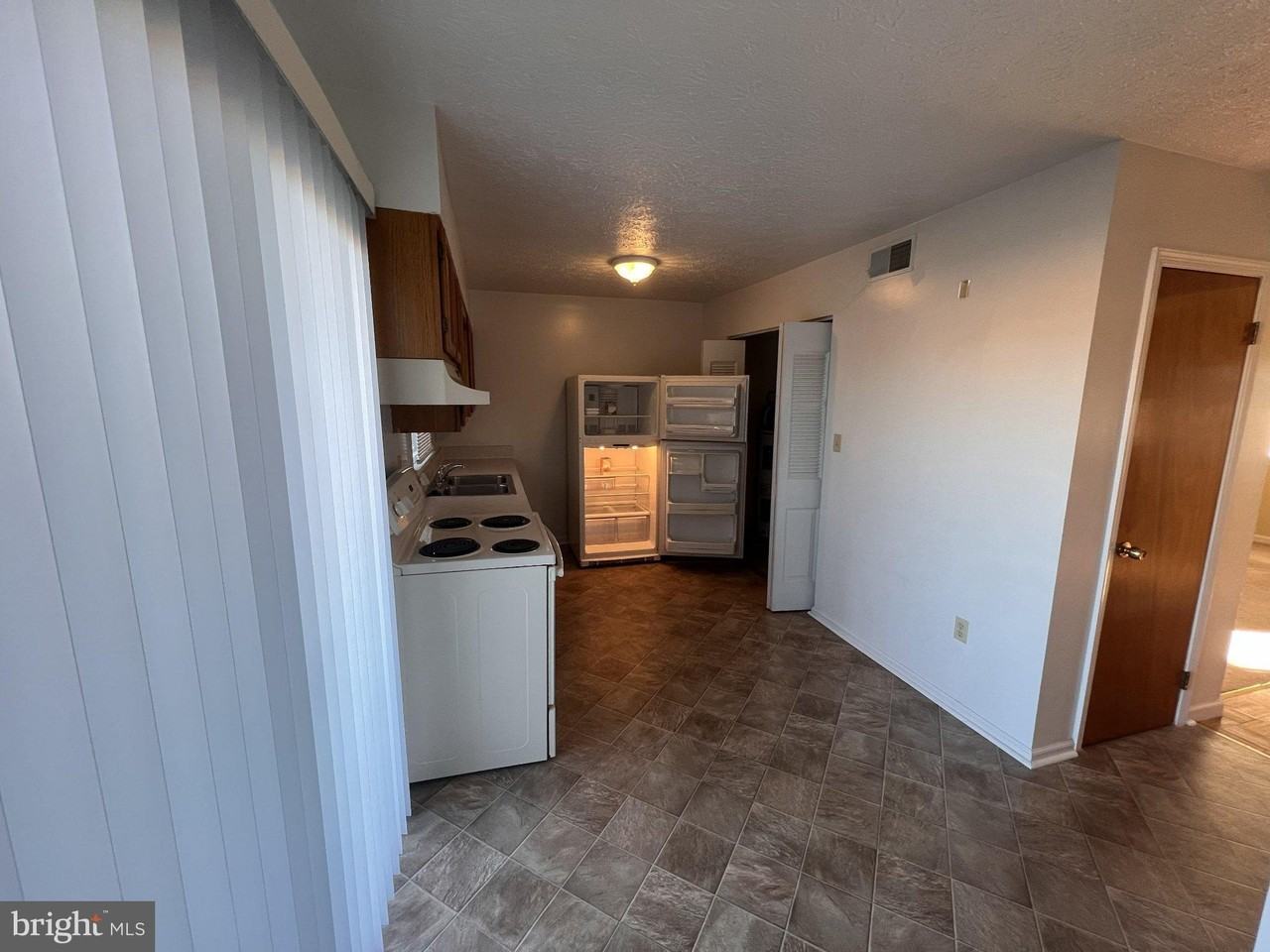 2352 Roosevelt Blvd - Photo 5 of 16
