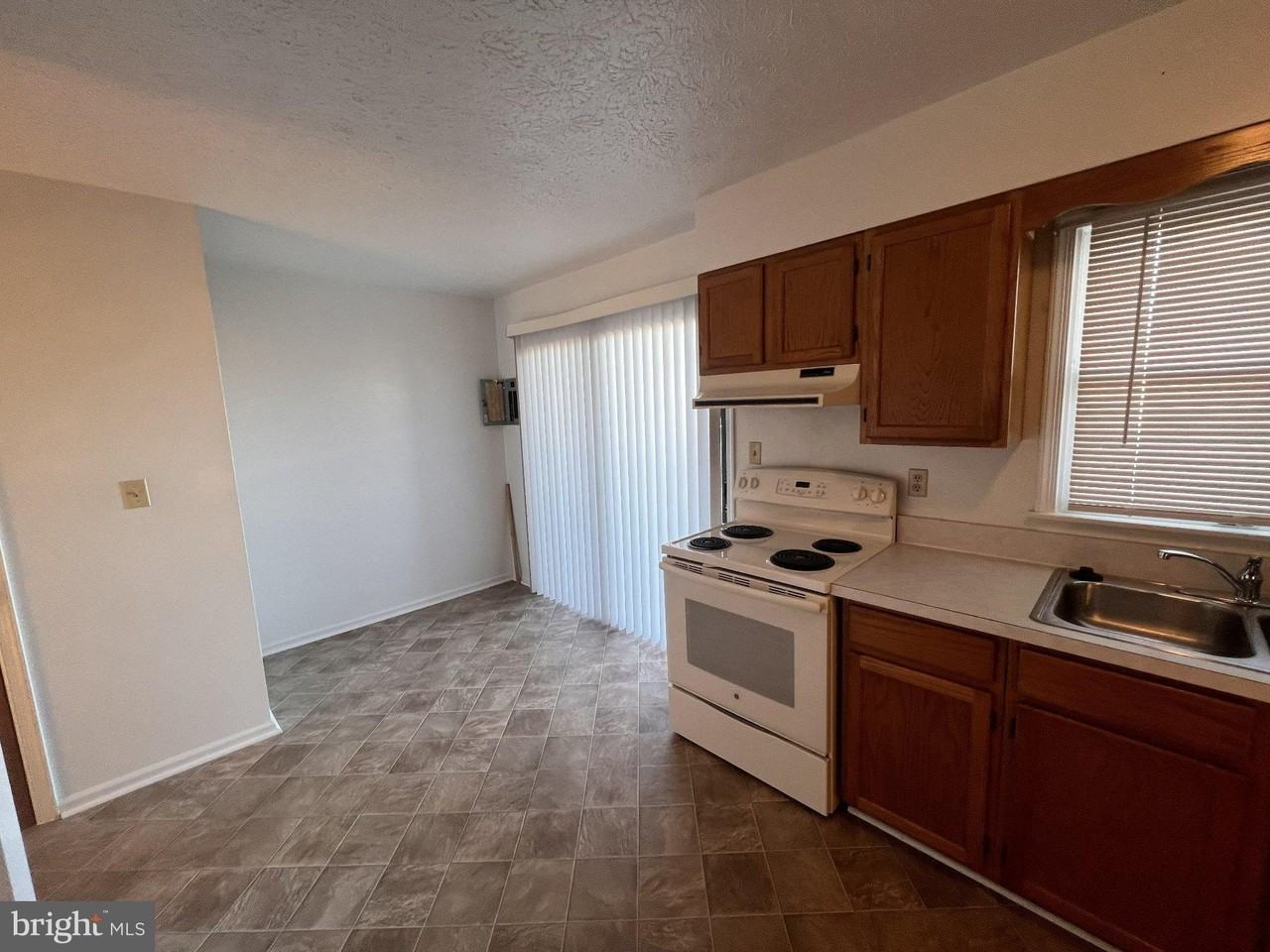 2352 Roosevelt Blvd - Photo 7 of 16