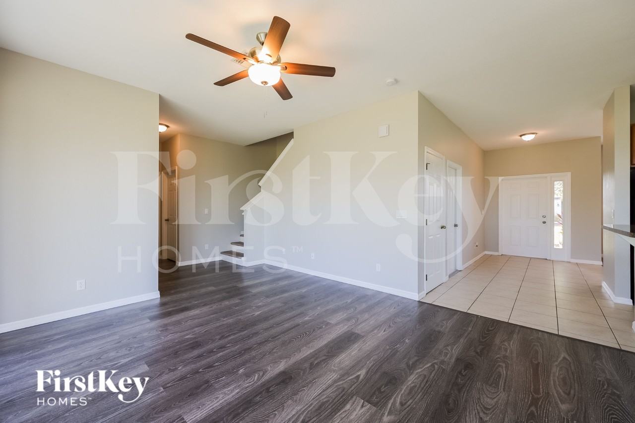 702 Center Lake St - Photo 4 of 17