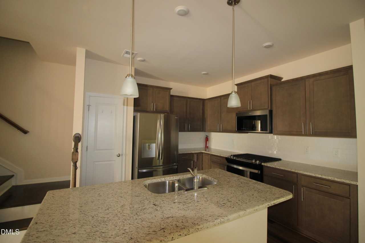1504 Glacier Dr - Photo 6 of 21