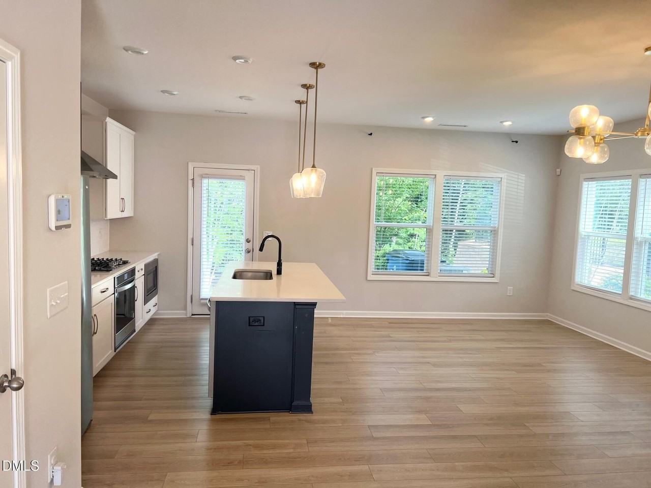 817 Oak Center Dr - Photo 3 of 32