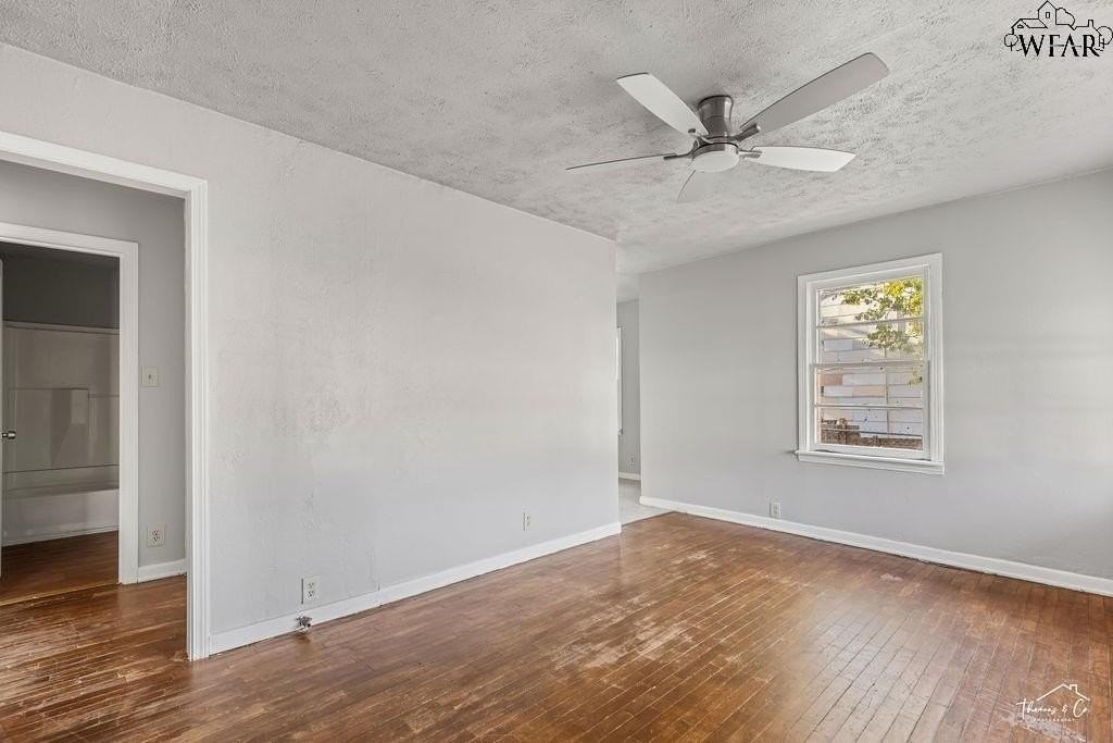 1613 Hawes Ave - Photo 5 of 34