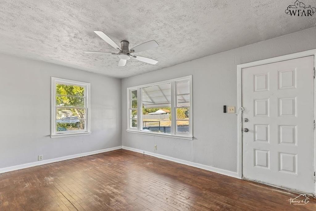 1613 Hawes Ave - Photo 6 of 34