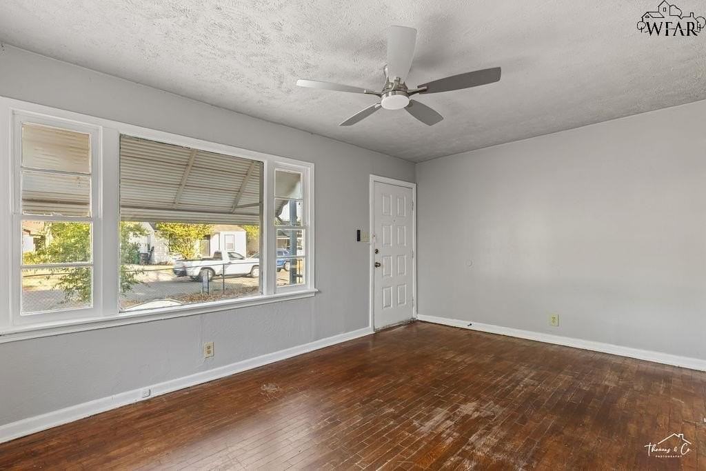 1613 Hawes Ave - Photo 7 of 34