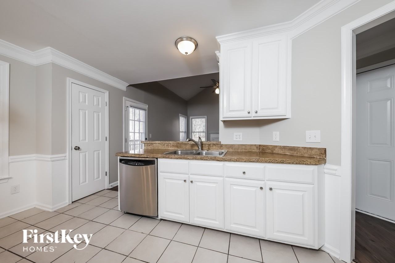 4908 Heritage Woods Ct - Photo 7 of 15