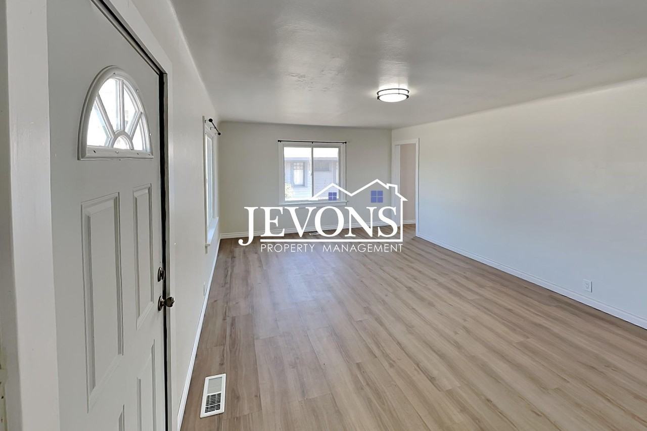 419 W 3rd St - Photo 7 of 29