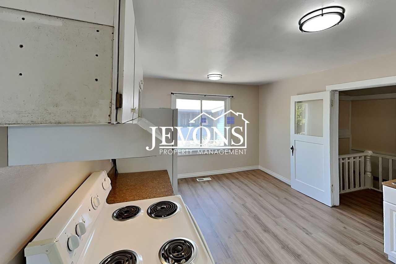419 W 3rd St - Photo 3 of 29