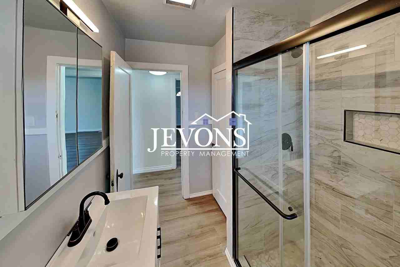 419 W 3rd St - Photo 5 of 29