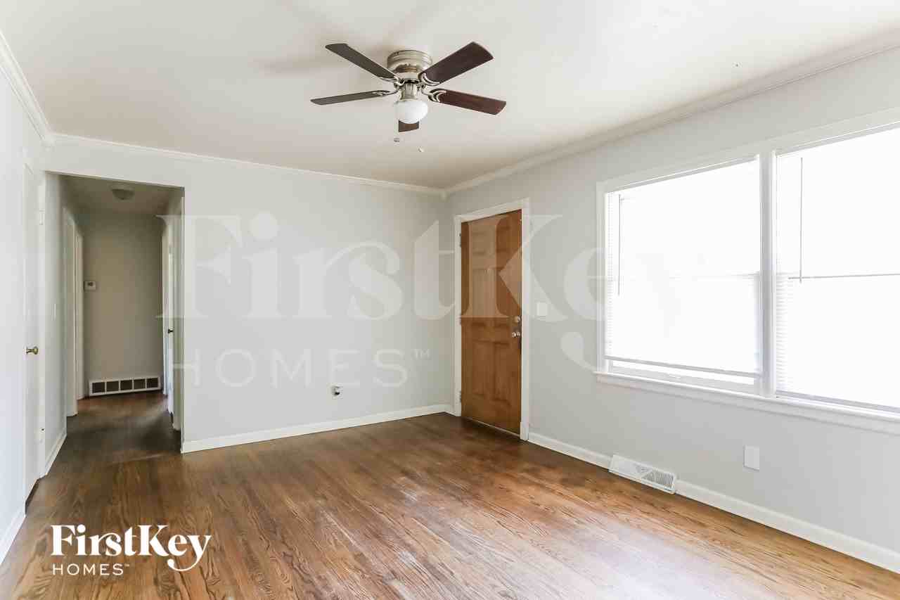 7704 E 48th St - Photo 4 of 16