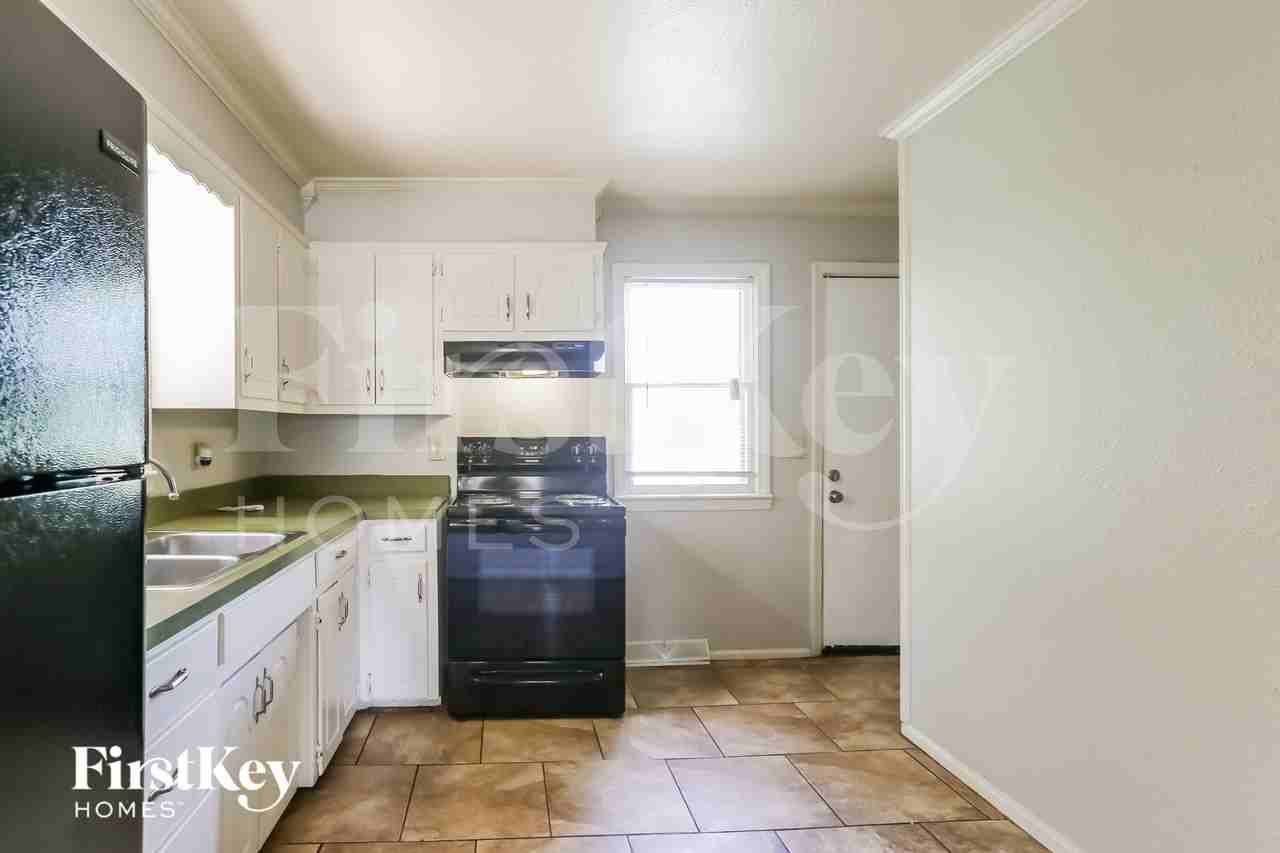 7704 E 48th St - Photo 5 of 16