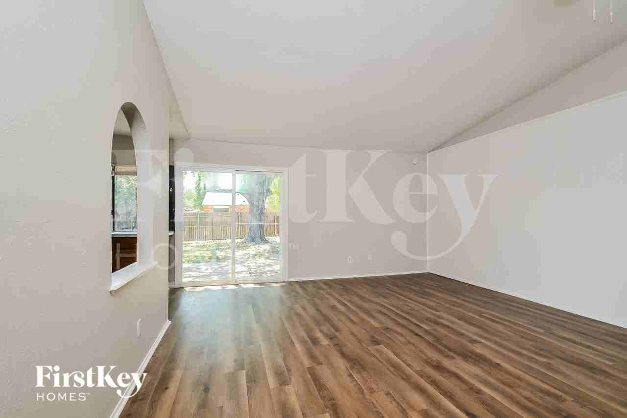 5702 Magnolia Ln - Photo 5 of 16