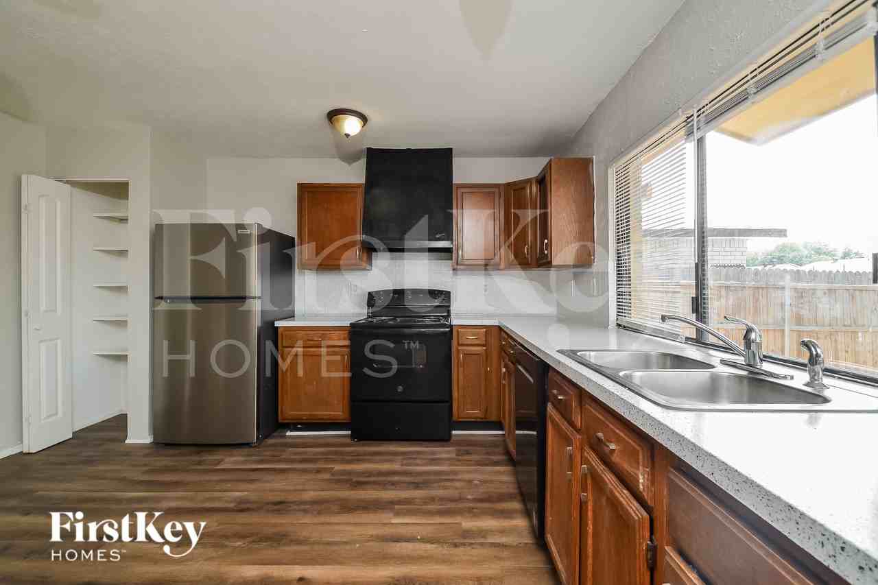 5702 Magnolia Ln - Photo 6 of 16