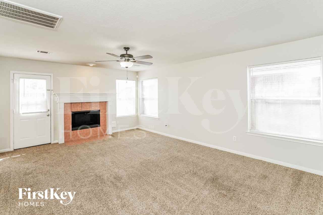 24027 Holleygate Ct - Photo 3 of 16