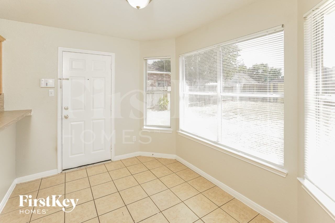 24027 Holleygate Ct - Photo 5 of 16