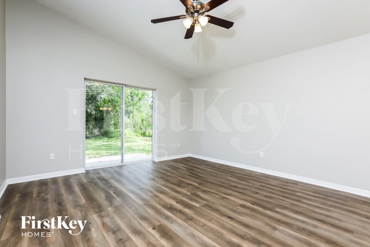 1683 Christopher St - Photo 4 of 19
