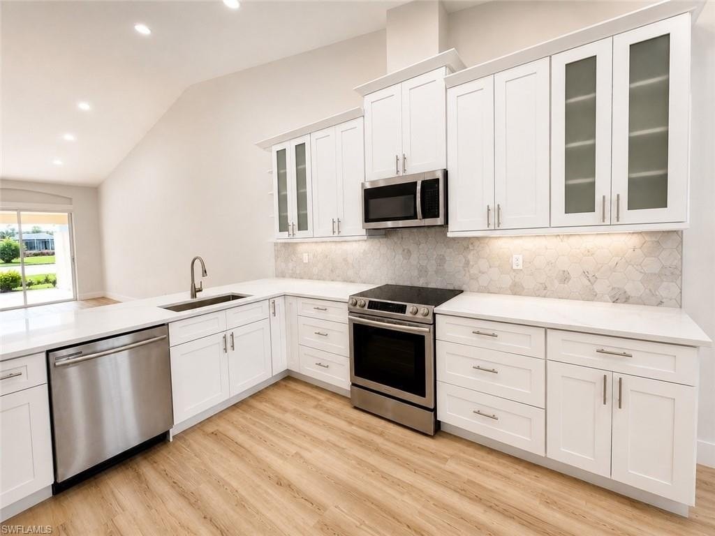8204 Ibis Cove Cir #B212 - Photo 4 of 31