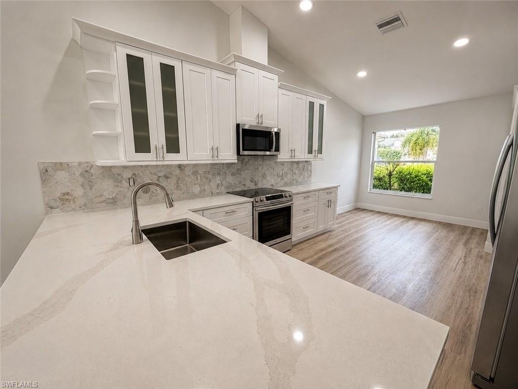 8204 Ibis Cove Cir #B212 - Photo 6 of 31