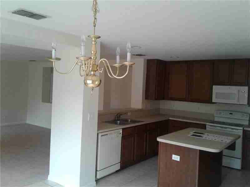 1752 Sw Airoso Blvd - Photo 3 of 10