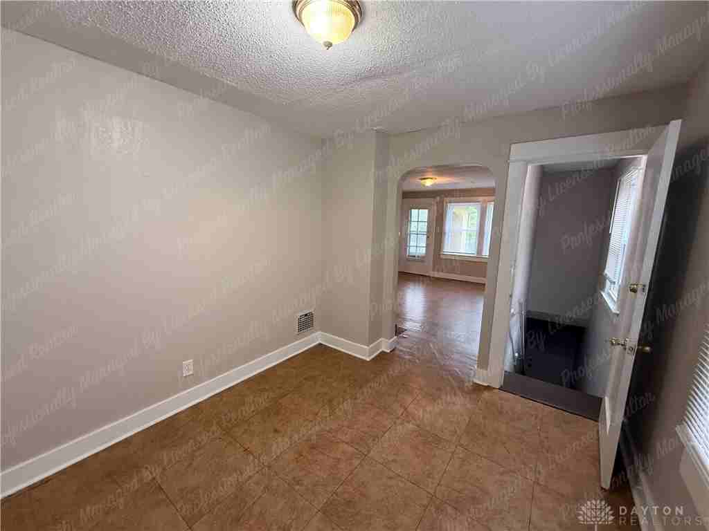 1127 Linda Vista Ave - Photo 3 of 13