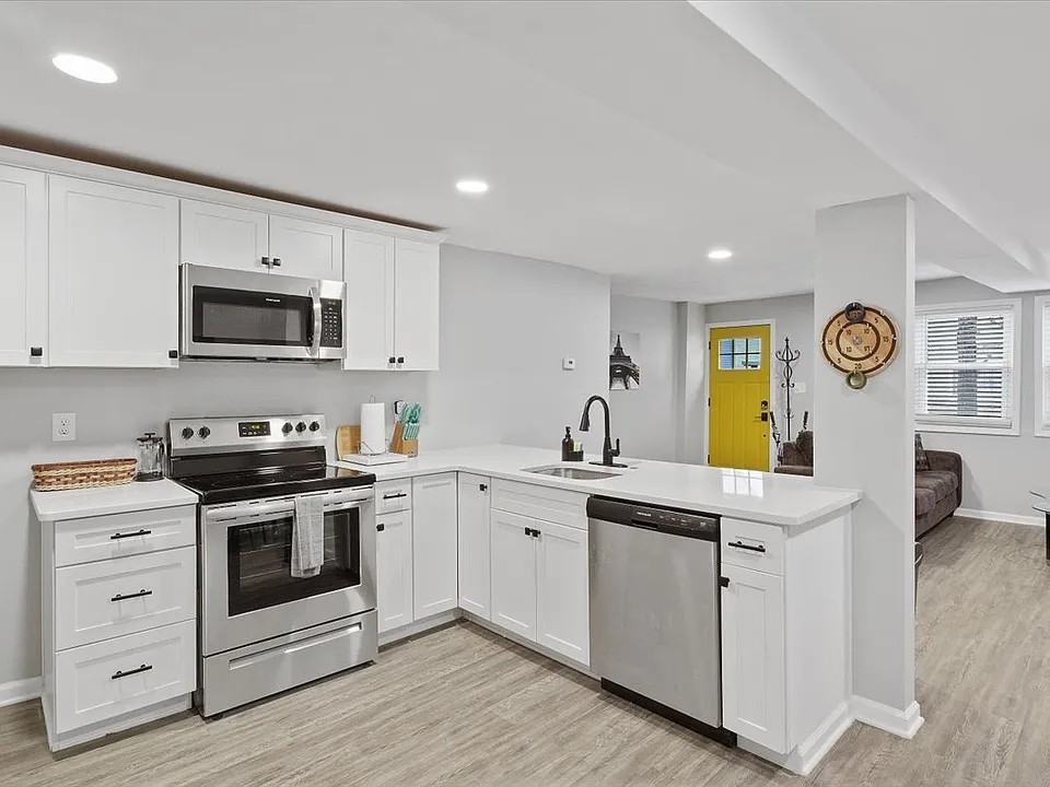 910 James St - Photo 2 of 23