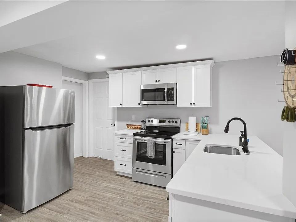 910 James St - Photo 3 of 23