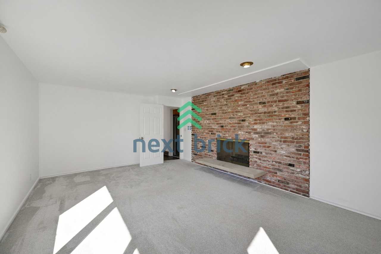 8520 25th Ave Ne - Photo 4 of 24