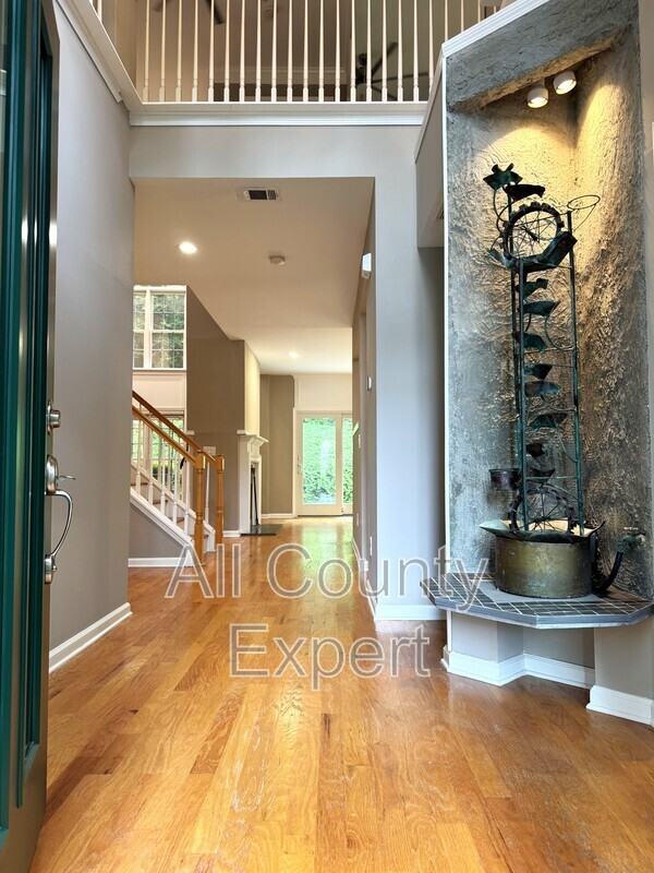 2046 Beaumont Ln - Photo 3 of 36