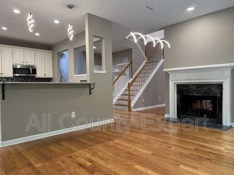 2046 Beaumont Ln - Photo 5 of 36