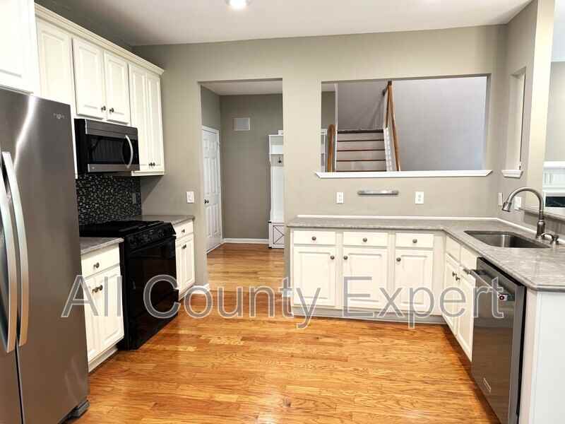 2046 Beaumont Ln - Photo 6 of 36