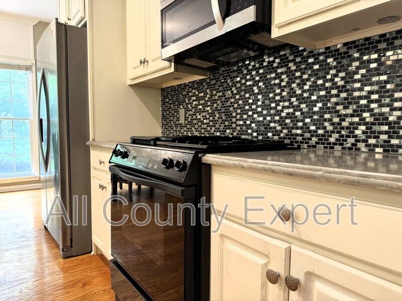 2046 Beaumont Ln - Photo 7 of 36