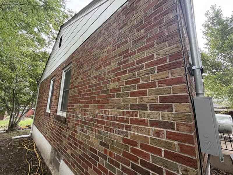 8004 Monroe Ave - Photo 3 of 25
