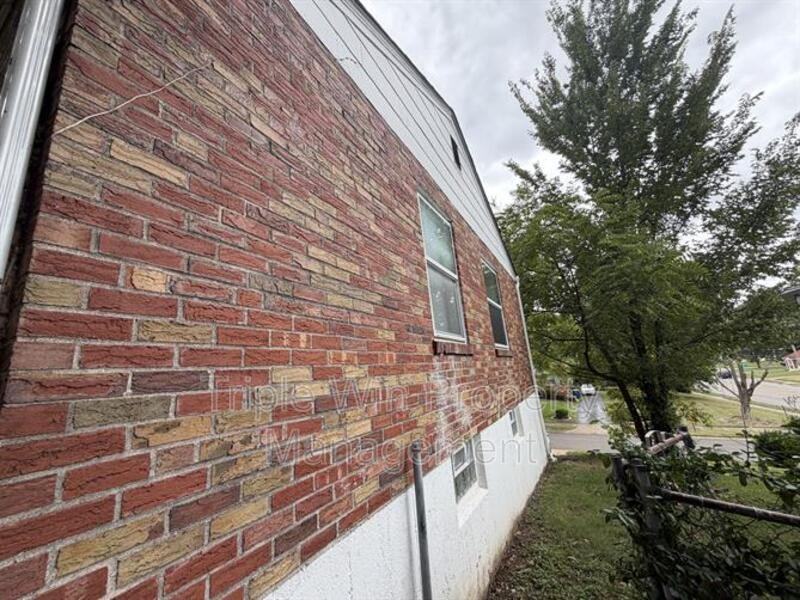 8004 Monroe Ave - Photo 4 of 25