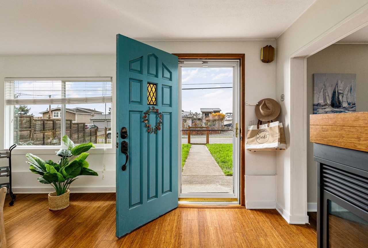 3661 Shorewood Ave - Photo 2 of 18