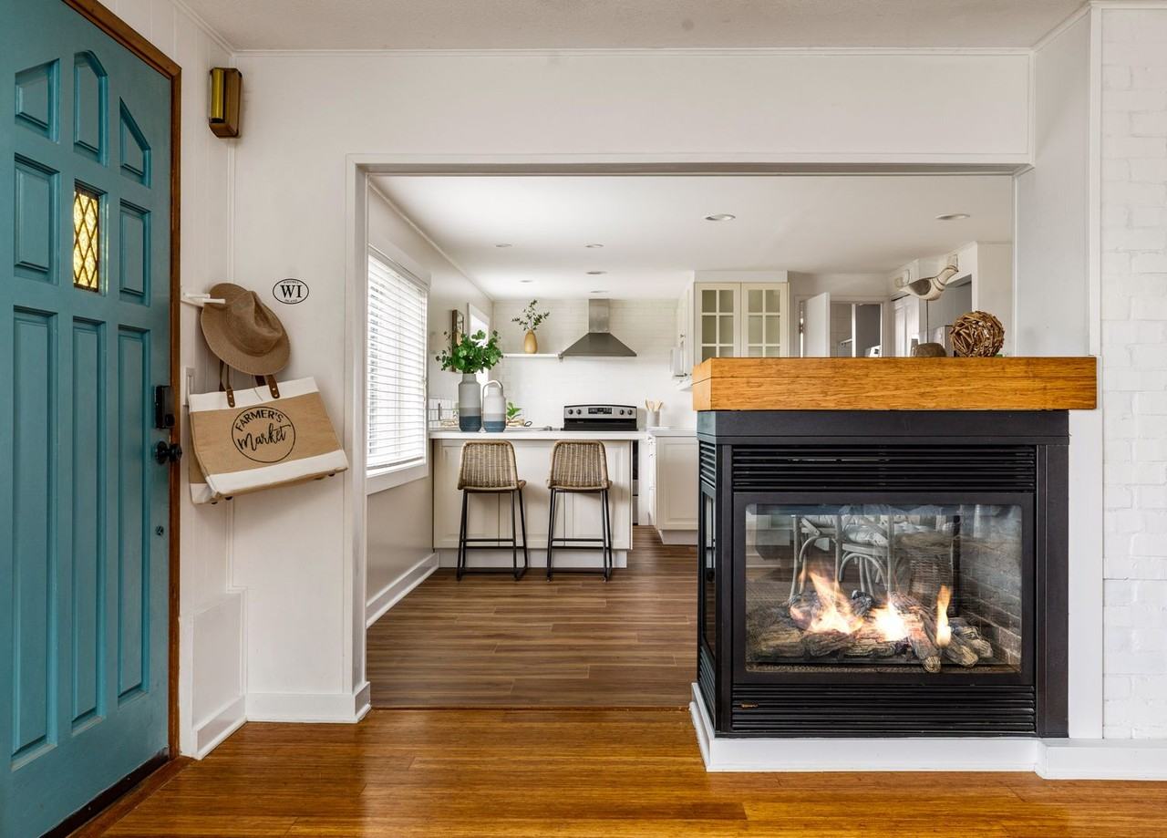 3661 Shorewood Ave - Photo 3 of 18