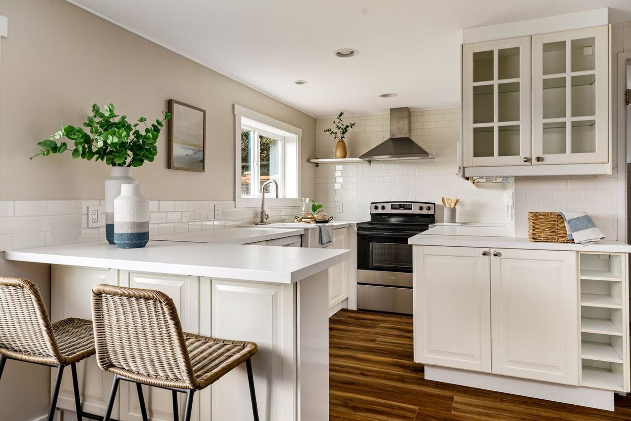 3661 Shorewood Ave - Photo 4 of 18
