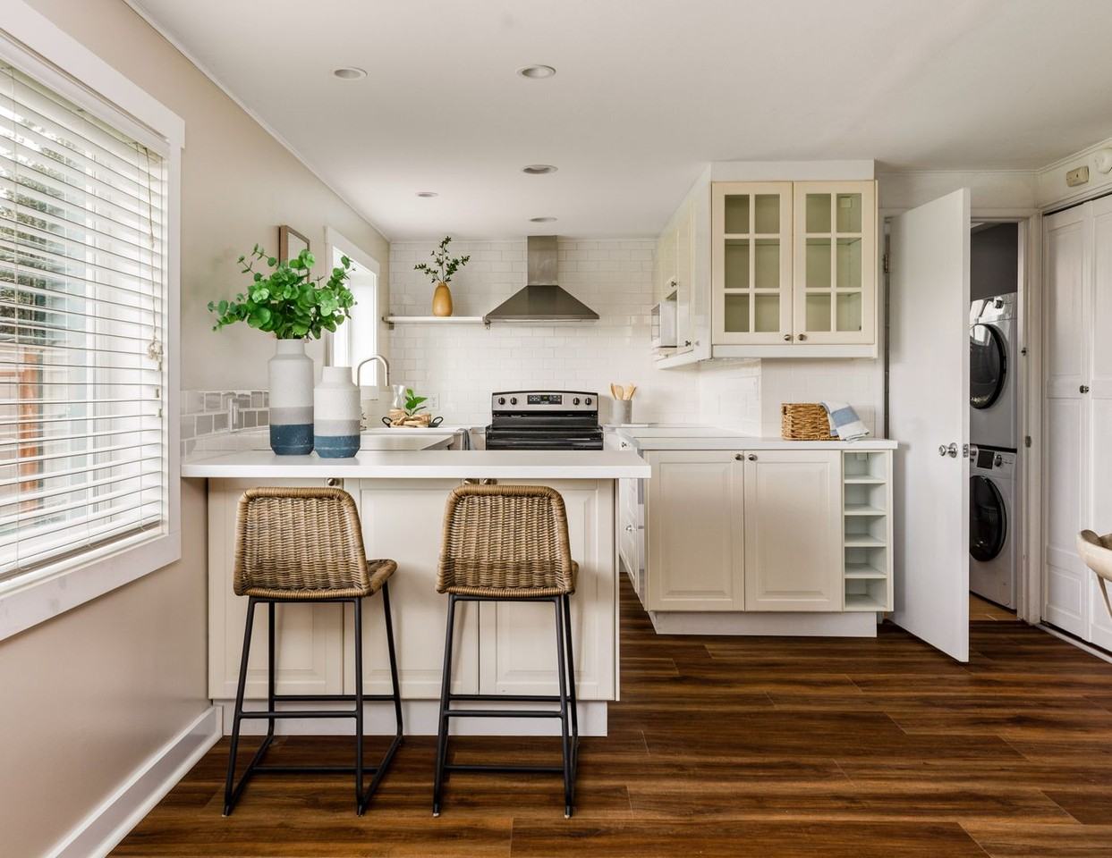 3661 Shorewood Ave - Photo 5 of 18