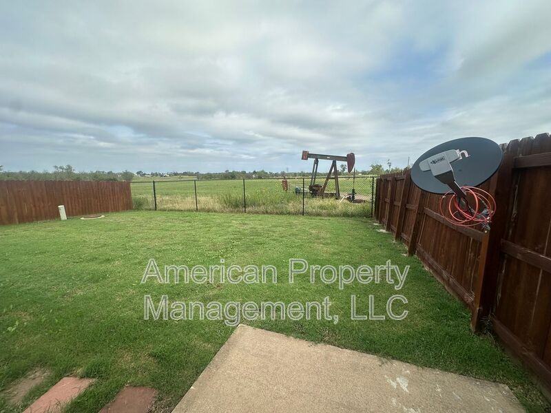 4704 Ne Wisconsin St - Photo 3 of 14