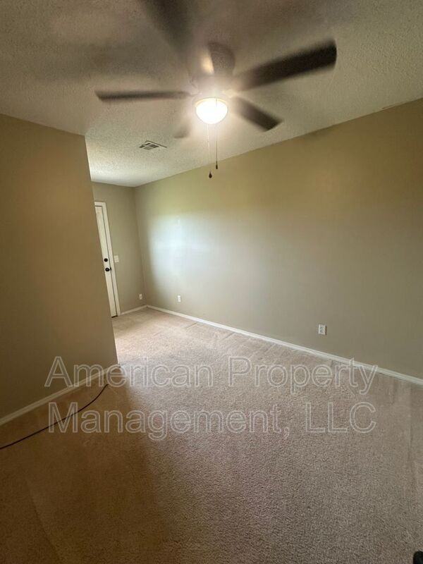4704 Ne Wisconsin St - Photo 7 of 14