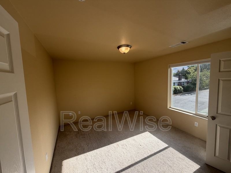 820 Ne 8th St - Photo 3 of 18