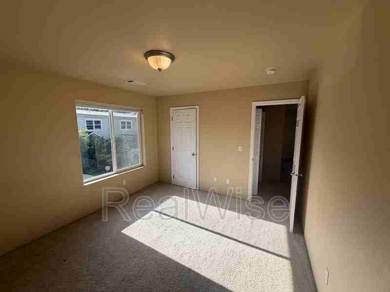 820 Ne 8th St - Photo 4 of 18