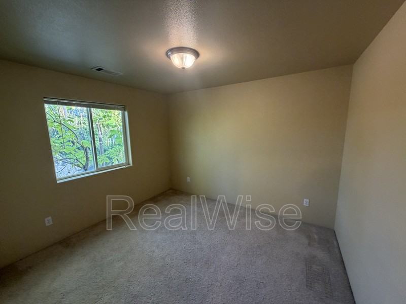 820 Ne 8th St - Photo 5 of 18