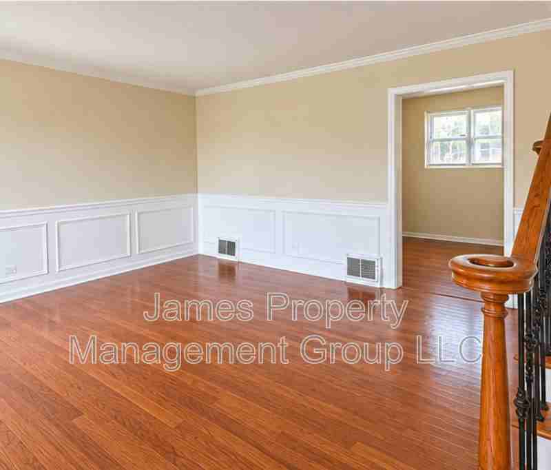 458 Oak St - Photo 4 of 14