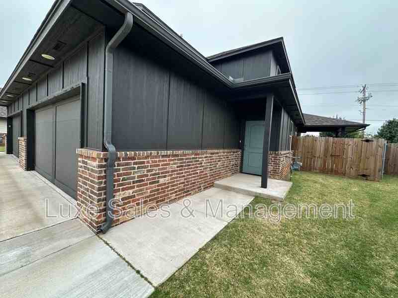 10516 Utica Dr - Photo 3 of 38