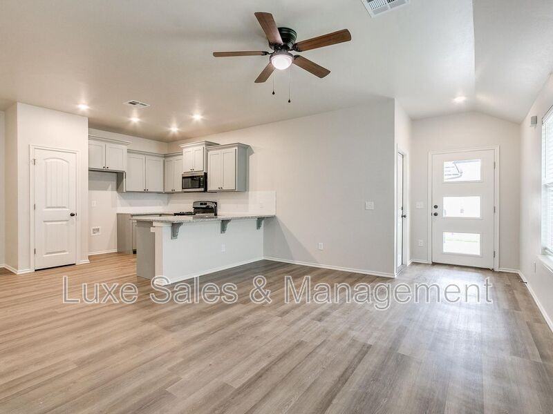 8007 Nw 105th Ter - Photo 4 of 34