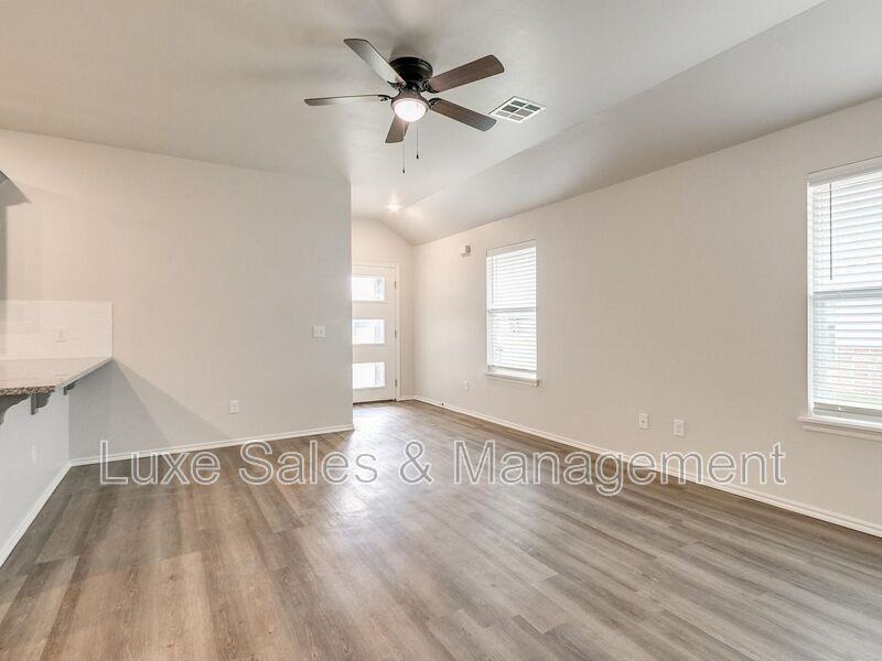 8007 Nw 105th Ter - Photo 5 of 34