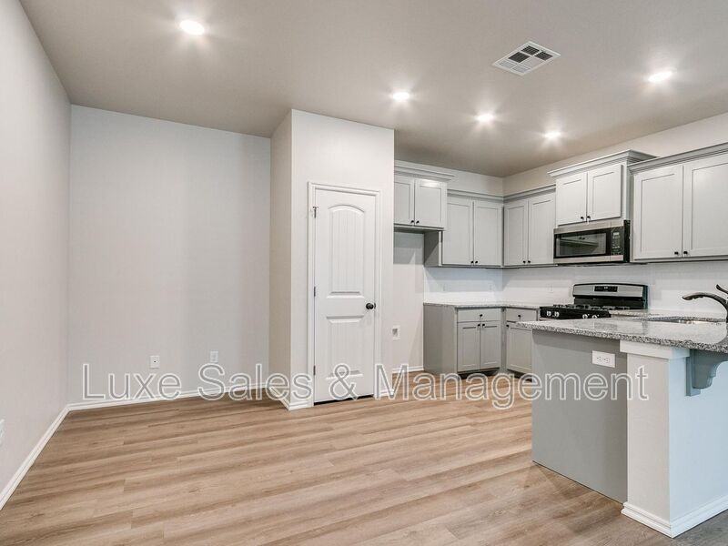 8007 Nw 105th Ter - Photo 6 of 34
