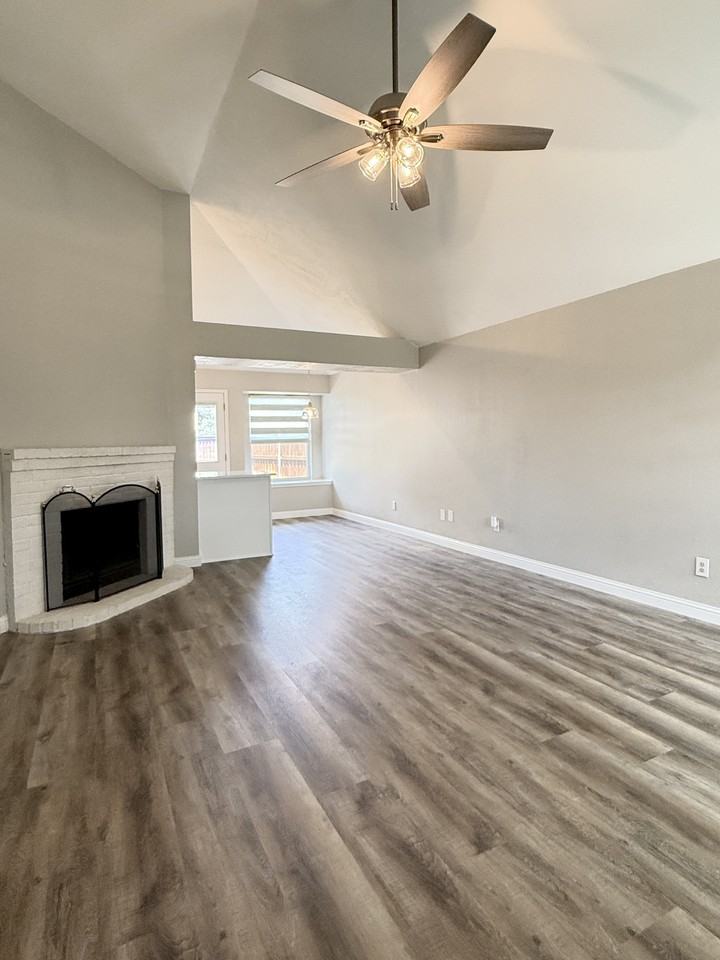 804 Lake Bluff Dr #1 - Photo 2 of 23