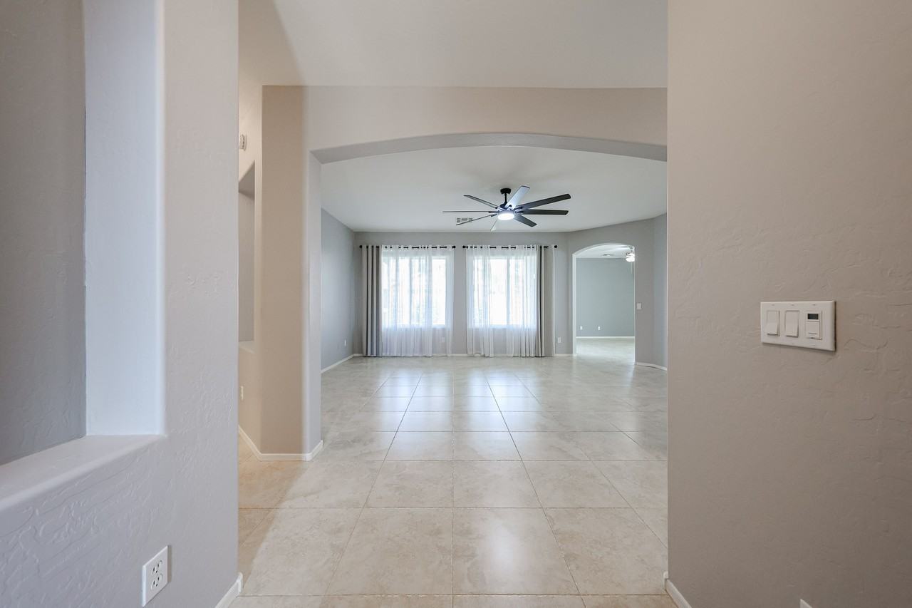 9506 E Kilarea Ave - Photo 4 of 50